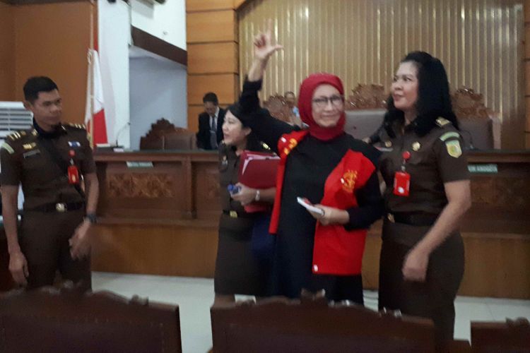 Terdakwa kasus penyebaran berita bohong atau hoaks, Ratna Sarumpaet mengacungkan simbol dua jari seusai sidang penyampaian eksepsi atau nota keberatan di Pengadilan Negeri Jakarta Selatan, Rabu (6/3/2019).