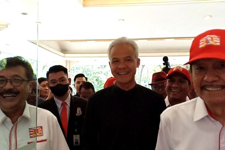 Bakal calon presiden yang diusung PDI-P dan PPP, Ganjar Pranowo mengaku tidak sempat berolahraga dan langsung menemui relawan.