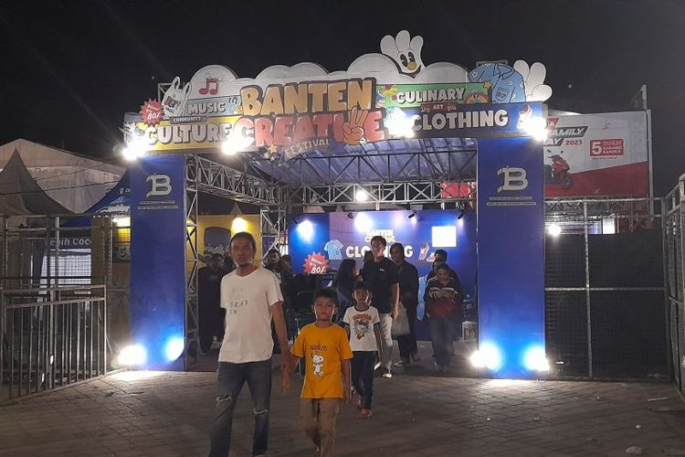 Puluhan booth clothing dan distro mewarnai acara kegiatan Banten Creative Festival (BCF) guna membangkitkan ekonomi kreatif yang digelar di Alun-alun Barat Kota Serang mulai dari 23-31 Desember. 