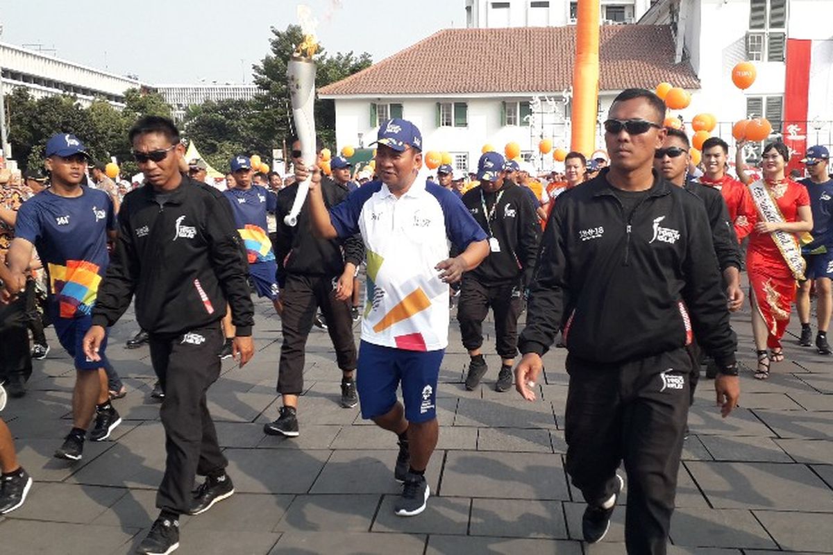 Legenda bulutangkis Icuk Sugiarto menjadi pelari torch relay Asian Games 2018 di Taman Fatahillah pada Kamis (16/8/2018).