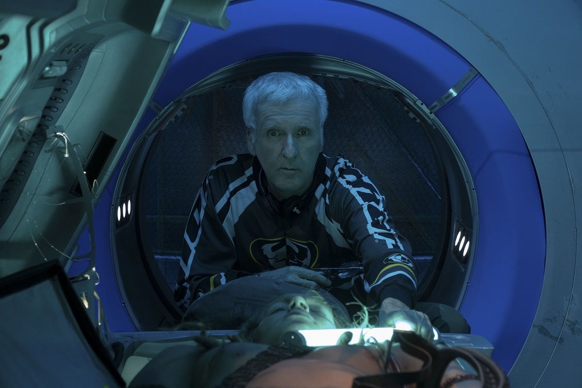 James Cameron saat mengerjakan syuting film Avatar: The Way of Water.