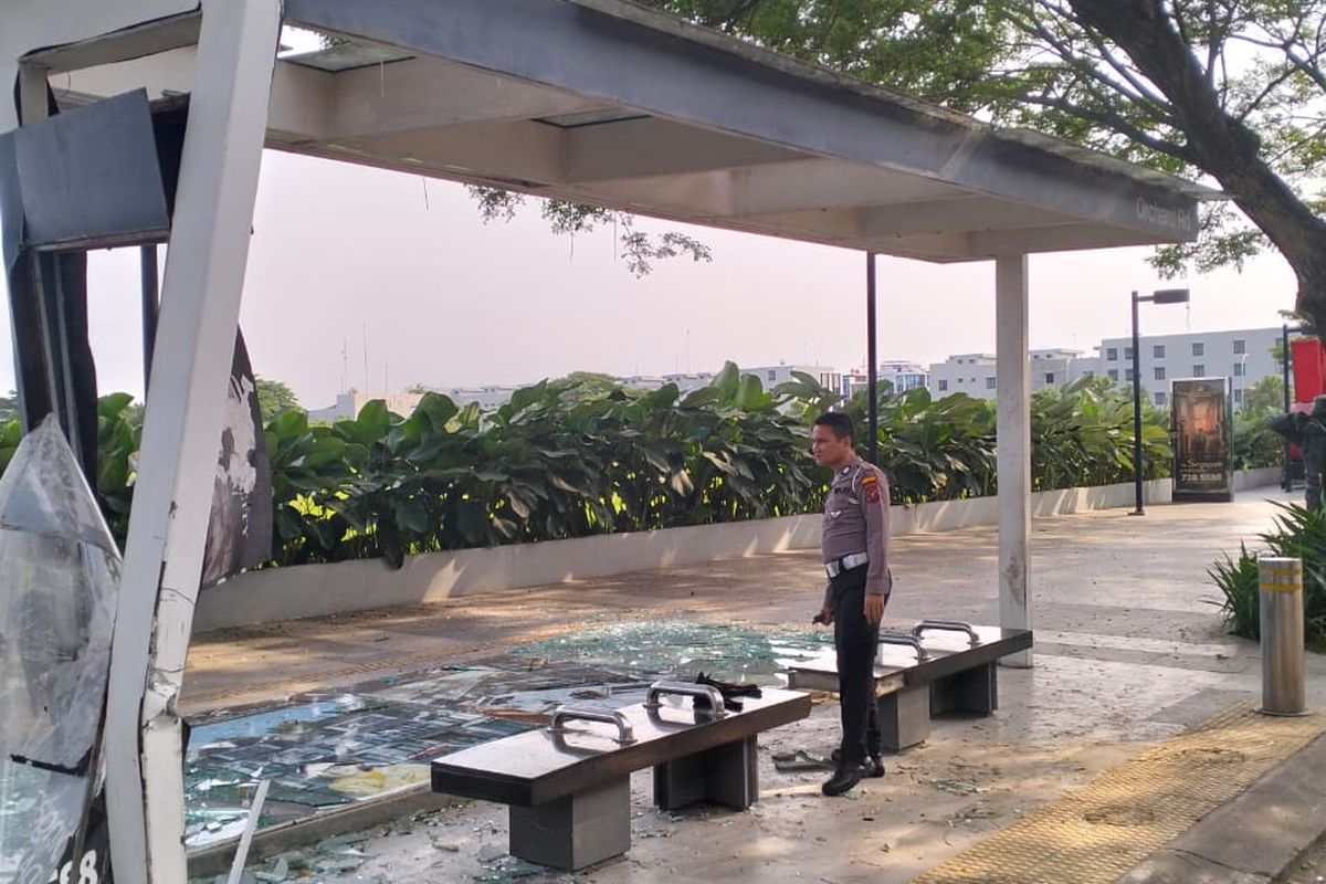 Pengendara mobil merek Avanza menabrak halte di Jalan Boulevard Raya, Kecamatan Percut Sei Tuan, Kabupaten Deli Serdang pada Rabu (3/7/2024). 