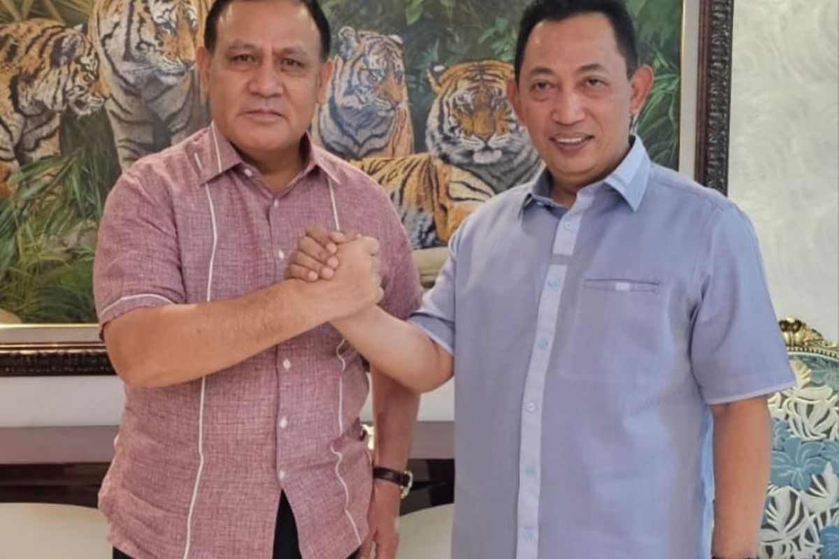 Ketua Komisi Pemberantasan Korupsi (KPK) Firli Bahuri menyambangi rumah jabatan Kapolri Jenderal Listyo Sigit Prabowo di tengah persoalan pemberhentian Brigjen Endar Priantoro dan dugaan kebocoran informasi penyelidikan di Kementerian ESDM, Minggu (16/4/2023)