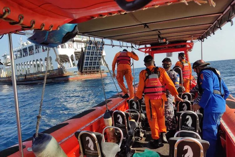 Tim gabungan SAR berhasil mengevakuasi penumpang kapal yang kandas di perairan Gili Kondo, Kabupaten Lombok Timur.
