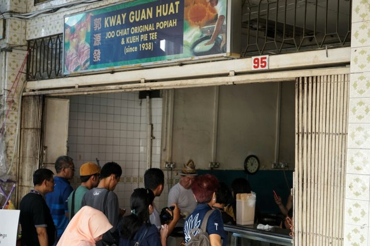 Kway Guan Huat menjual popiah sejak tahun 1938. Popiah merupakan makanan khas masyarakat Tionghoa. Kedai ini terletak di ruas jalan Joo Chiat (Joo Chiat Road), Geylang Serai, Singapura.