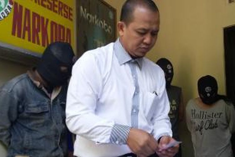 Kepala Satuan Narkoba Polres Tasikmalaya Kota AKP Erustiana, menunjukkan tersangka jaringan pengedar dan pemakai narkoba dengan cara baru memanfaatkan resep dokter untuk mendapatkan obat terlarang.