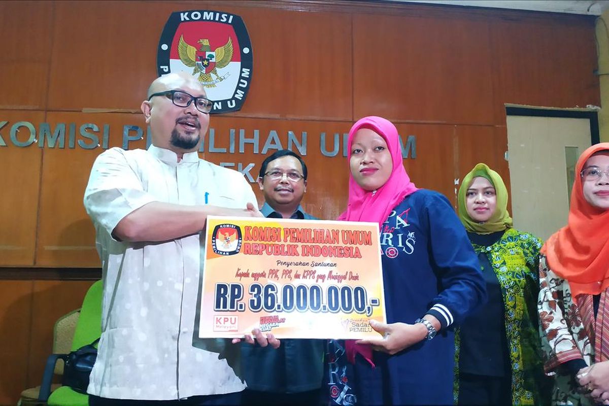 Anggota keluarga petugas KPPS Kota Bekasi yang gugur saat pemilu serentak 2019 menerima biaya santunan dari KPU RI, Jumat (12/7/2019).