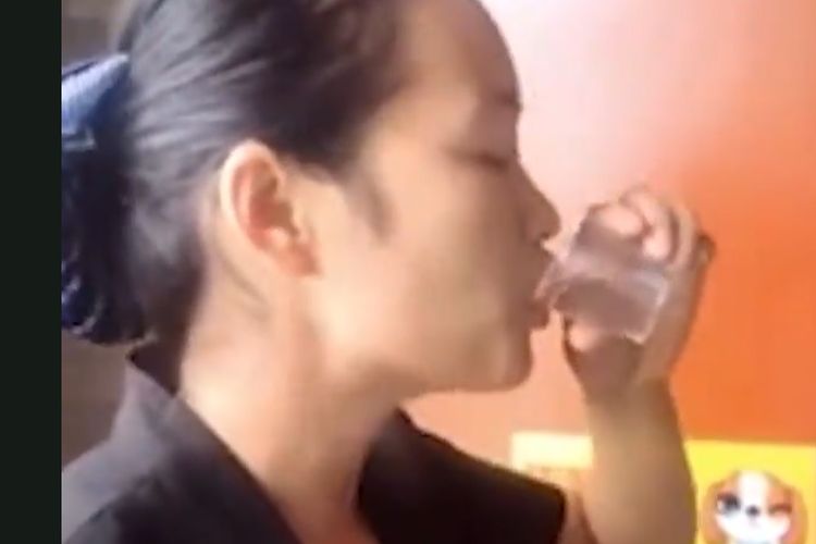 Dalam potongan video yang diunggah di internet, nampak seorang wanita bermarga Luo meminum air toilet untuk membuktikan dia berdedikasi atas pekerjaannya dalam insiden yang dilaporkan terjadi di Shandong, China.