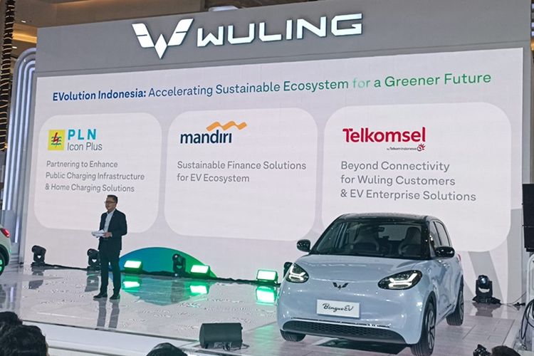 Wuling bekerja sama dengan tiga BUMN, yakni PLN Icon, Telkomsel, dan Bank Mandiri untuk membangun ekosistem kendaraan listrik di Tanah Air.