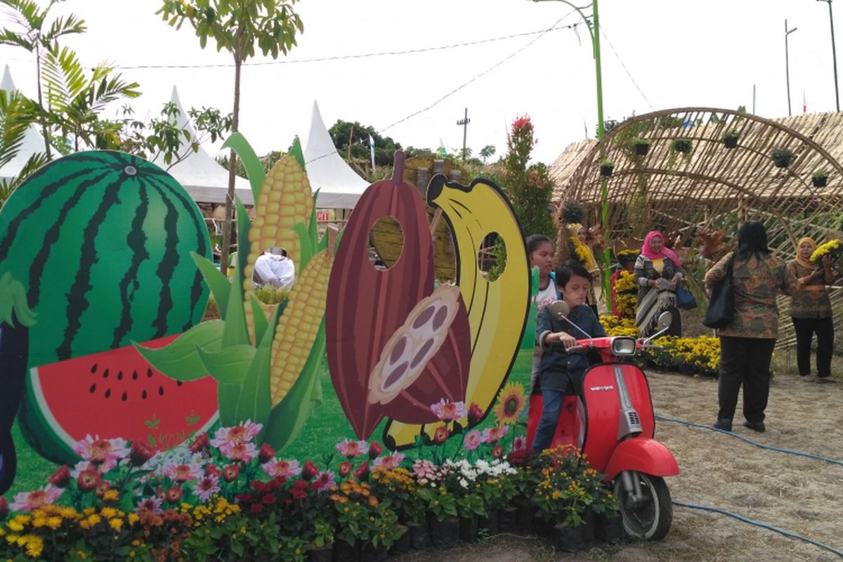 Sejumlah pengunjung berfoto di sudut yang disediakan panitia penyelenggara Banyuwangi Agro Expo 2017.