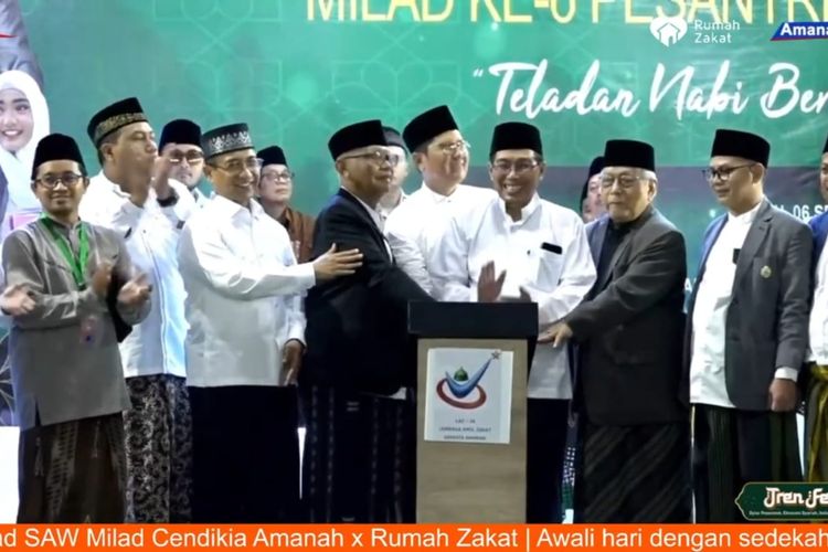 Penyerahan SK LAZIA berlangsung bertepatan dengan acara Maulid Nabi Muhammad SAW di Pondok Pesantren Cendikia Amanah asuhan KH Cholil Nafis, Sabtu (6/9/2025).

