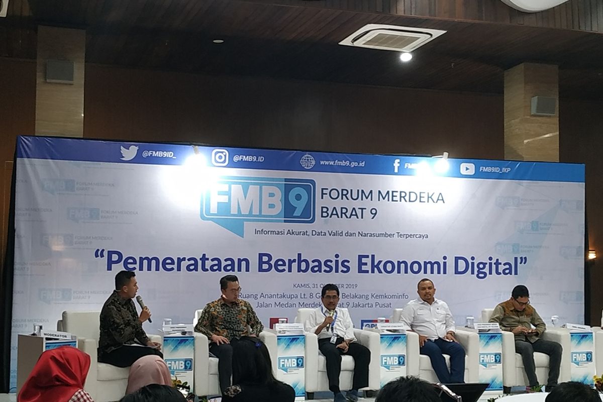 Direktur Jenderal Informasi dan Komunikasi Publik Kementerian Komunikasi dan Informatika Widodo Muktiyo (ketiga kiri) menjadi narasumber dalam diskusi di Gedung Kominfo, Jakarta, Kamis (31/10/2019).