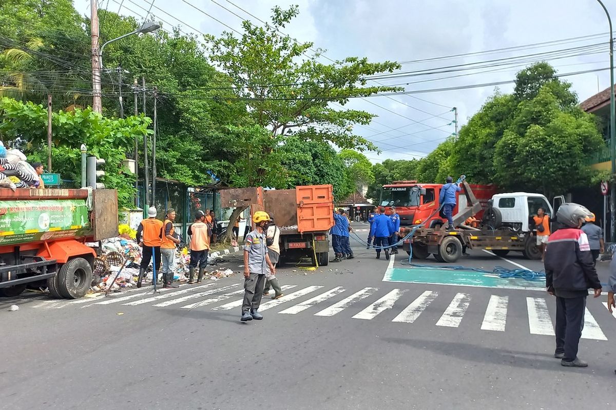 proses evakuasi truk sampah di simpang empat gayam Kota Yogyakarta, Rabu (12/2/2025)