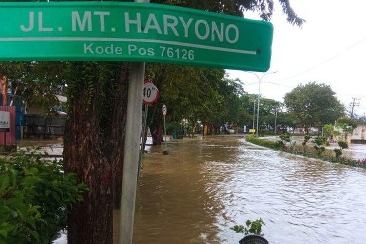 Suasana di kawasan Jalan MT Haryono, Damai, Balikpapan yang tergenang banjir akibat hujan deras pagi tadi, Kamis (25/8/2022). 