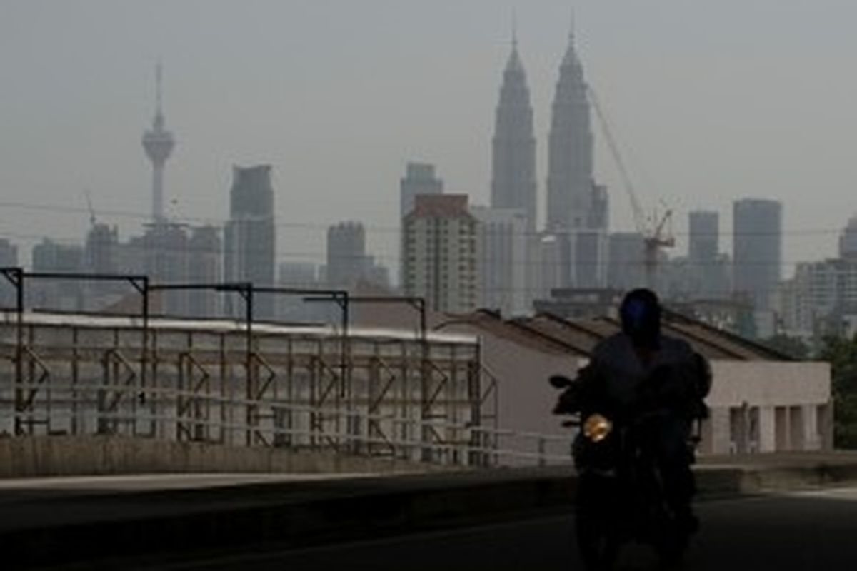 Kabut asap juga menyelimuti Kuala Lumpur, Malaysia sehingga Menara Petronas pun hanya terlihat samar-samar. Akibat kabut asap yang kian tebal, sebanyak 200-an sekolah di Malaysia terpaksa diliburkan.
