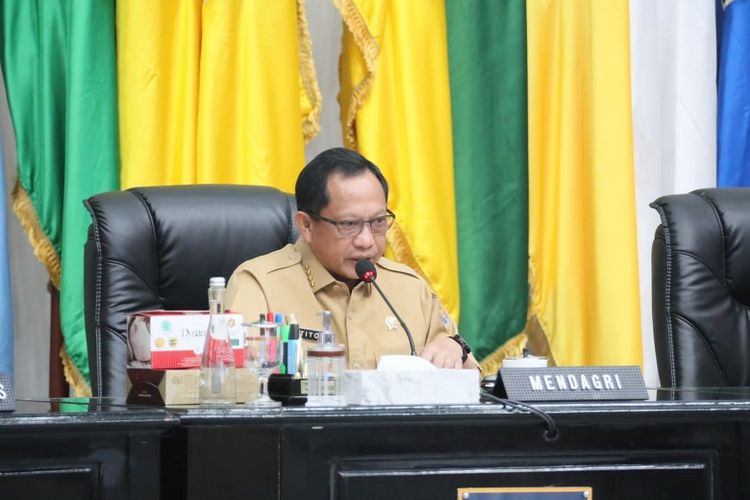 Menteri Dalam Negeri (Mendagri) Muhammad Tito Karnavian mengatakan pemerintah melalui Badan Pangan Nasional (Bapanas) dan Perusahaan Umum (Perum) Badan Urusan Logistik (Bulog) bekerja keras memperkuat cadangan stok beras guna mencukupi kebutuhan dalam negeri.