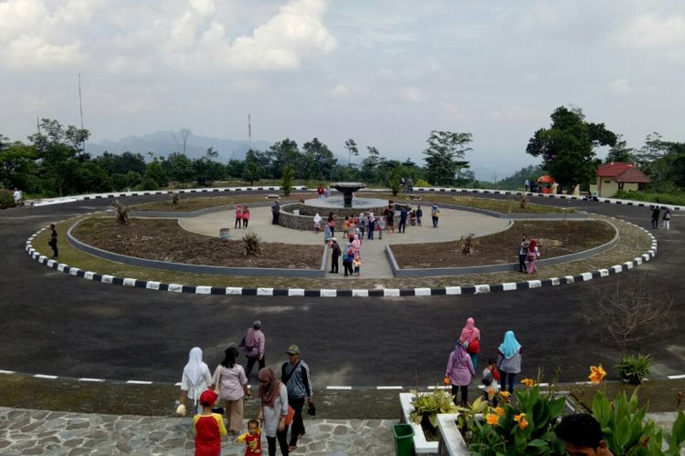 Tempat bundran air mancur di Kebun Raya Kuningan, Jawa Barat. Tempat ni adi salah satu pusat keramaian wisatawan di Kebun Raya Kuningan.