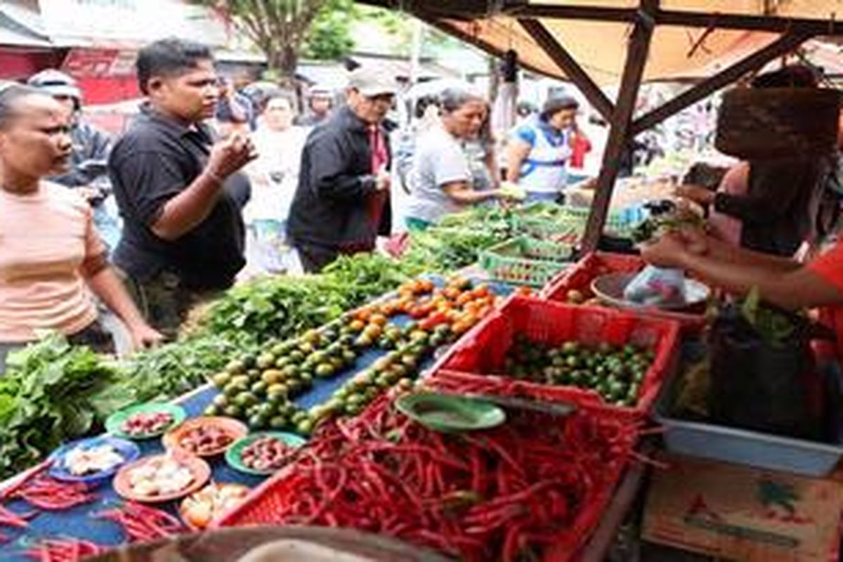   Aktivitas perekonomian di Kota Ambon, Maluku, berangsur pulih, dua hari pascabentrokan antarkelompok, Selasa (13/9/2011). Warga mulai memadati Pasar Batu Meja di Jalan Ahmad Yani. Para pemilik toko kelontong juga sudah mulai berjualan kembali.