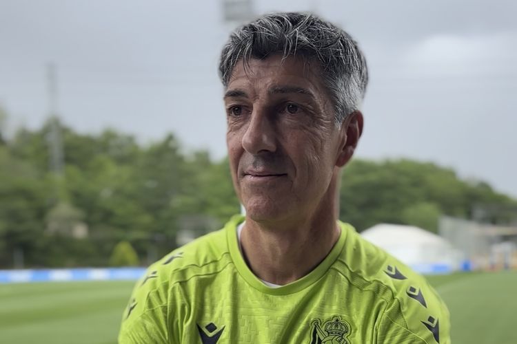 Imanol Alguacil berbicara kepada media termasuk KOMPAS.com di Zubieta, Spanyol, pada Kamis (2/5/2025) jelang laga akbar derbi Basque antara Real Sociedad vs Athletic Club.