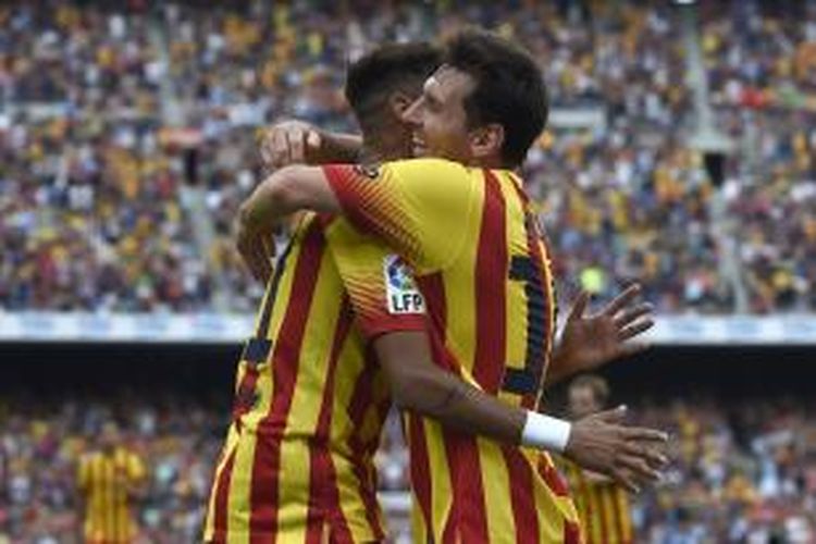 Penyerang Barcelona, Neymar (kiri), merayakan salah satu dari dua golnya ke gawang Athletic Bilbao dengan pemberi assist, Lionel Messi, pada laga Primera Division, di Camp Nou, Sabtu (13/8/2014).