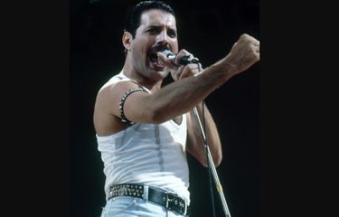 Freddie Mercury  tampil bersama Queen dalam konser Live Aid di Stadion Wembley, London, pada 13 Juli 1985.