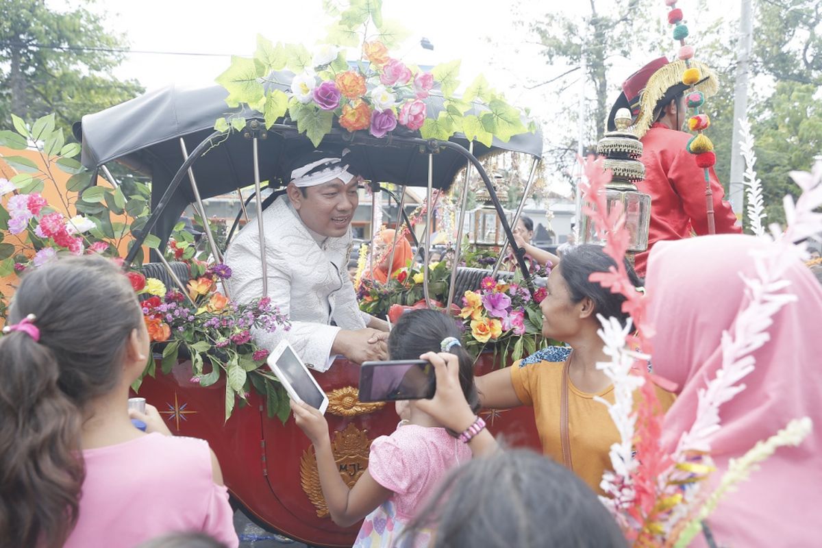 Wali Kota Semarang, Hendrar Prihadi, menyapa warga Kota Semarang dalam prosesi kirab Dugderan, Selasa (14/5/2018). Kirab digelar untuk menyambut datangnya bulan ramadhan.