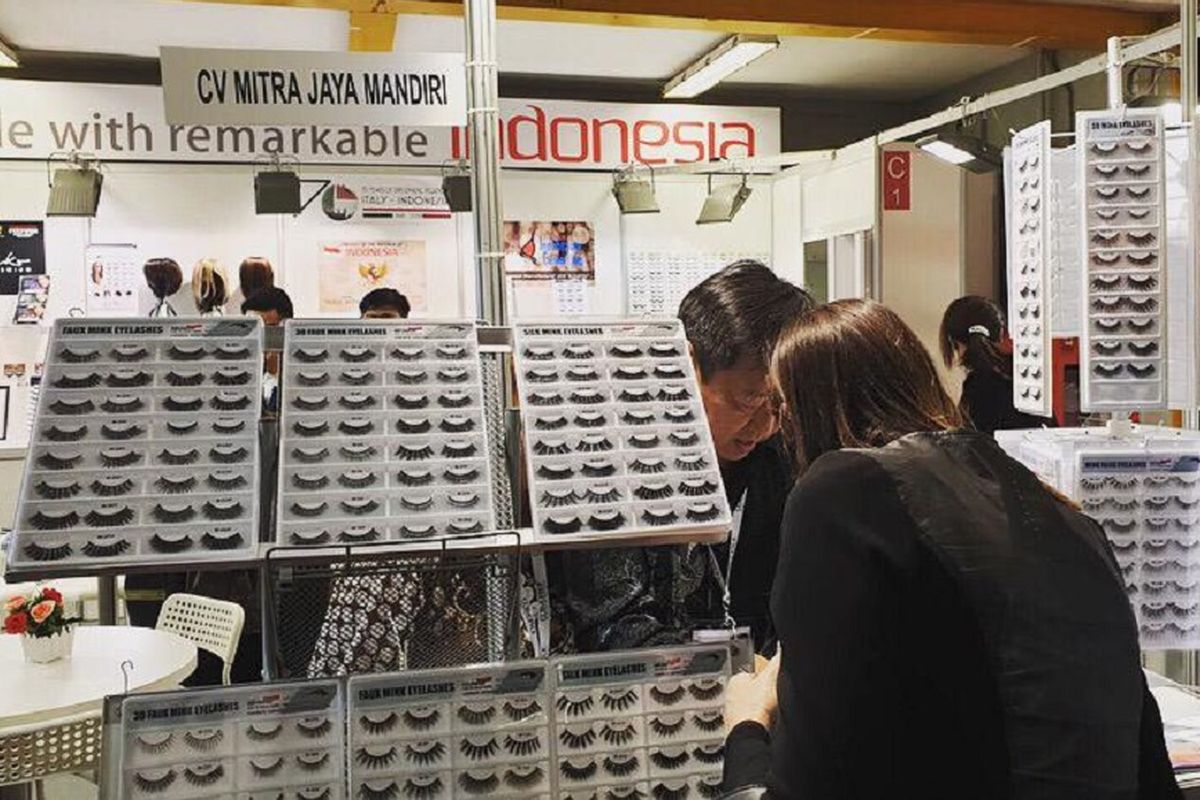 Bulu mata palsu dan wig produksi Indonesia kembali menjadi primadona dalam pameran produk kosmetik dan kecantikan COSMOPROF, di Bologna, Italia, 14?18 Maret 2019.