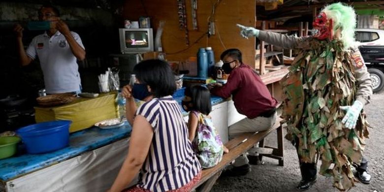 Kepolisian Bali menggunakan kearifan lokal untuk mengingatkan masyarakat menjalankan protokol Covid-19. 