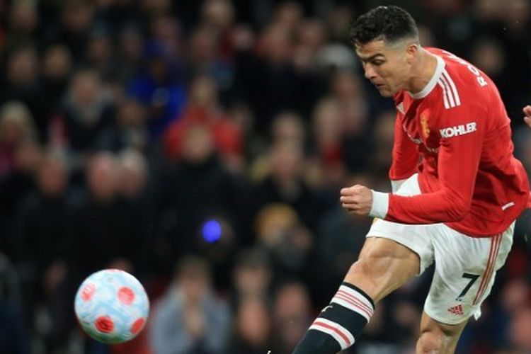 Aksi megabintang Manchester United, Cristiano Ronaldo, saat mencetak gol ke gawang Chelsea di Old Trafford pada lanjutan Liga Inggris 2021-2022, Jumat (29/4/2022).