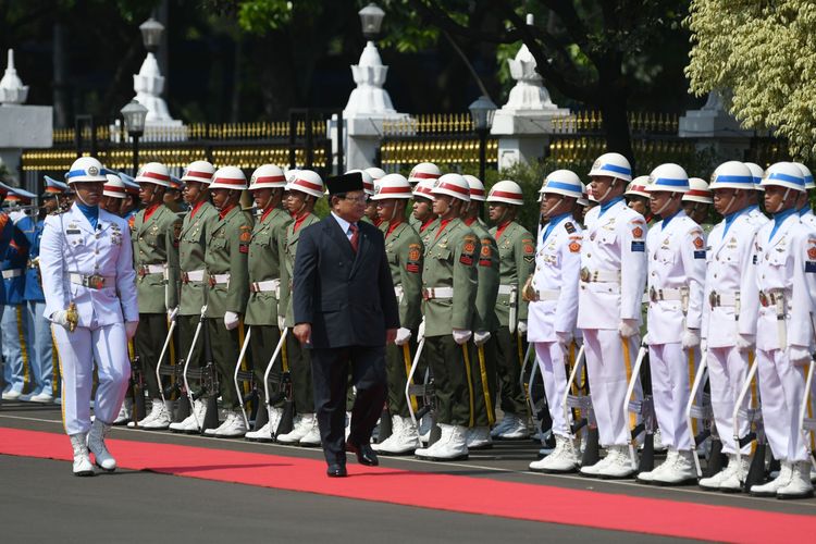 Menteri Pertahanan Prabowo Subianto (kedua kiri) menginspeksi pasukan saat upacara penyambutan di Kantor Kementerian Pertahanan, Jakarta, Kamis (24/10/2019).