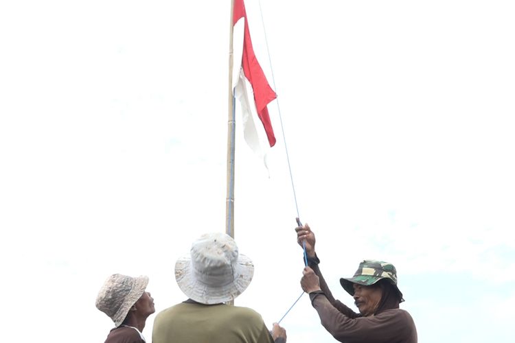 Petani di Subang, Jawa Barat, menggelar upacara HUT Ke-77 Kemerdekaan RI di sawah sebagai simbol membebaskan petani di hari kemerdekaan tahun 2022, Rabu (17/8/2022).