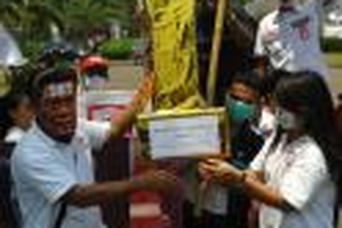 Relawan Bara JP menggelar aksi damai untuk menyerahkan penghargaan 