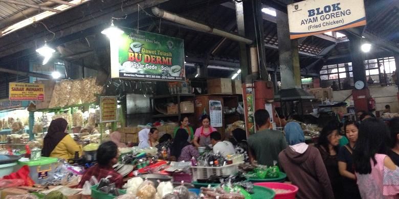 Suasana sekitar warung es Dawet Telasih Bu Dermi  di Pasar Gede Hardjonagoro, Solo, Jawa Tengah, Jumat (22/7/2016). Semangkukk es dawet telasih ditawarkan dengan harga Rp 8.000.