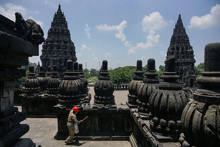 Foto dirilis Rabu (22/7/2020), memperlihatkan petugas Balai Pelestarian Cagar Budaya (BPCB) DIY menyemprotkan cairan disinfektan di batuan Candi Prambanan, Sleman, DI Yogyakarta. Pihak pengelola dan penyedia jasa wisata di Yogyakarta mencoba kembali bangkit dengan menerapkan protokol kesehatan Covid-19 secara ketat dan melakukan simulasi untuk membiasakan tatanan era adaptasi kebiasaan baru.