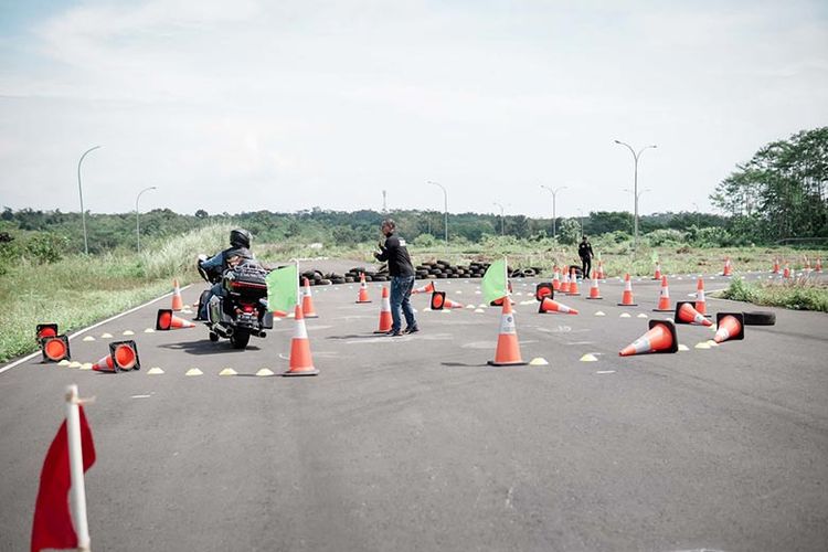 Pelatihan safety riding di Sirkuit Mijen, Kota Semarang. 