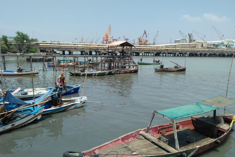 Aktivitas nelayan di sekitar Balai Cilik yang ada di Kelurahan Lumpur, Kecamatan/Kabupaten Gresik.