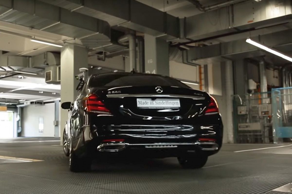 Mercedes-Benz S-Class saat berjalan sendiri dari pabrik ke ruang penyimpanan.
