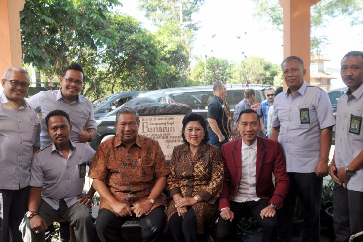Keluarga SBY berfoto bersama karyawan Kampoeng Kopi Banaran di Bawen, Kabupaten Semarang, Selasa (22/8/2017) siang.