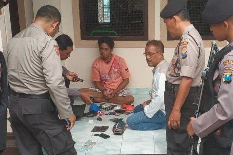 Polisi menginterogasi Muclas, tersangka pencuri kotak amal dan senjata api polisi di Masjid At-Taqwa Perumahan Wisma Indah Desa/Kecamatan Kedungwaru. 