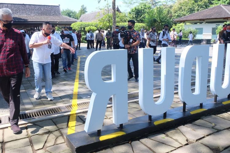 Gubernur Jawa Tengah Ganjar Pranowo saat meninjau persiapan buka kembali Candi Borobudur
