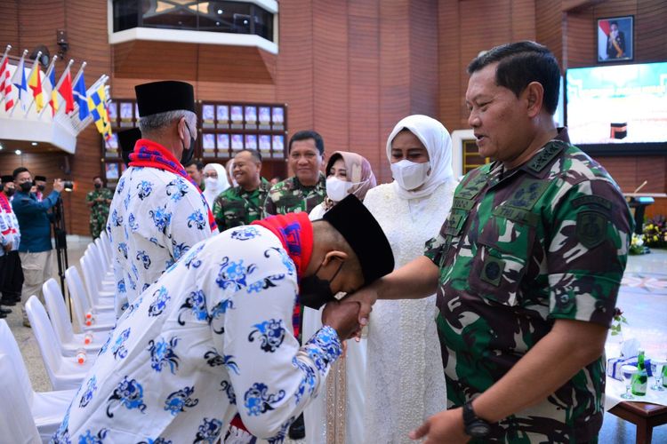 Kepala Staf Angkatan Laut (KSAL) Laksamana Yudo Margono memberangkatkan 90 prajurit dan pegawai negeri sipil (PNS) di lingkungan TNI Angkatan Laut beribadah umrah.