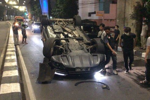 Mobil Terbalik Usai Tabrak Trotoar di Jalan Pangeran Antasari Dini Hari