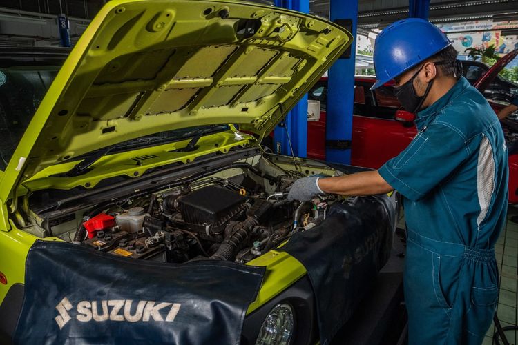 Ilustrasi servis mobil di bengkel resmi Suzuki