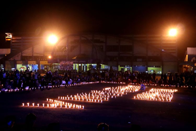 Doa bersama Aremania untuk memperingati 100 hari Tragedi Kanjuruhan di halaman Stadion Kanjuruhan Kepanjen, Kabupaten Malang, Senin (9/1/2023) malam.