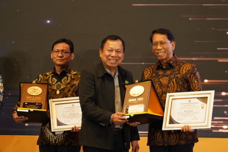 Direktur Utama KAI Didiek Hartantyo dan Direktur Keselamatan dan Keamanan KAI Dadan Rudiansyah  menerima penghargaan pada ajang World Safety Organization (WSO) Indonesia Safety Culture Award (WISCA) 2025 di Hotel Bidakara, Jakarta, Jumat (2/5/2025).