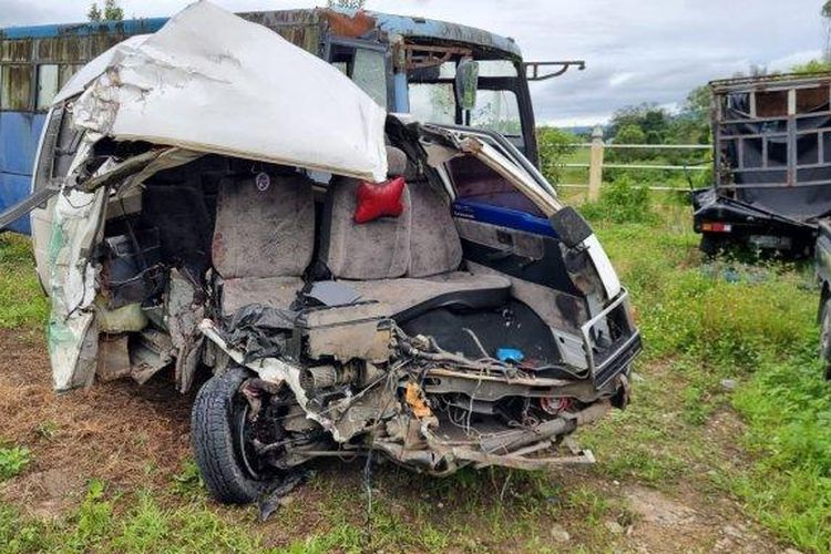 Bangkai mobil L-300 yang mengalami kecelakaan di Jalan Medan-Tarutung, Kabupaten Toba, Sumatera Utara, Jumat (22/9/2023). Ada dua orang tewas dalam kecelakaan ini.