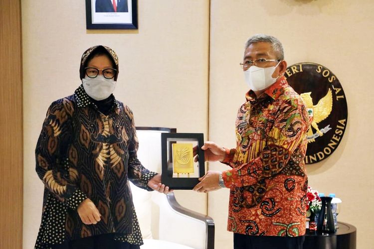 Menteri Sosial (Mensos) Tri Rismaharini saat menerima audiensi Gubernur Sulawesi Barat (Sulbar) Ali Baal Masdar di Jakarta pada Jumat (18/6/2021).