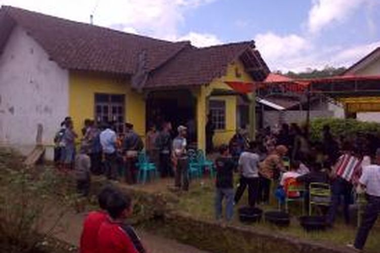 Suasana di rumah Rubiah (80), warga Dusun Gedeg, Desa Genting, Kecamatan Jambu, Kabupaten Semarang, Sabtu (9/8/2014) pagi. Janda beranak enam itu tewas di kamarnya dalam kondisi mengenaskan.
