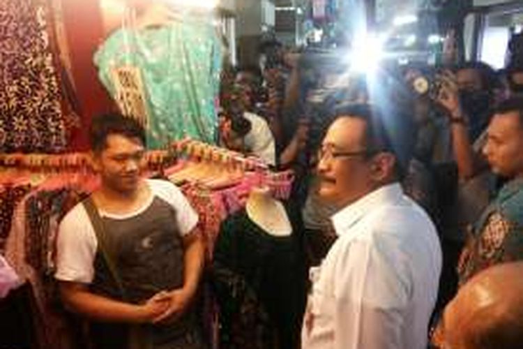 Wakil Gubernur DKI Jakarta Djarot Saiful Hidayat saat mengadakan kunjungan ke tempat penampungan sementara pedagang Pasar Rumput, di Manggarai, Jakarta Selatan, Rabu (19/10/2016).