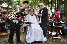 Berita Foto: Begini Ekspresi Jokowi Saat Ikut Cukur Massal di Garut